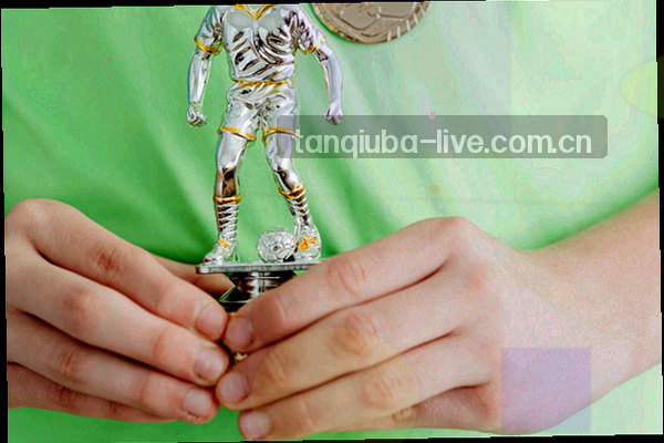 用户手持手机查看谈球吧赛场赛事列表，手机屏幕显示多个联赛赛程